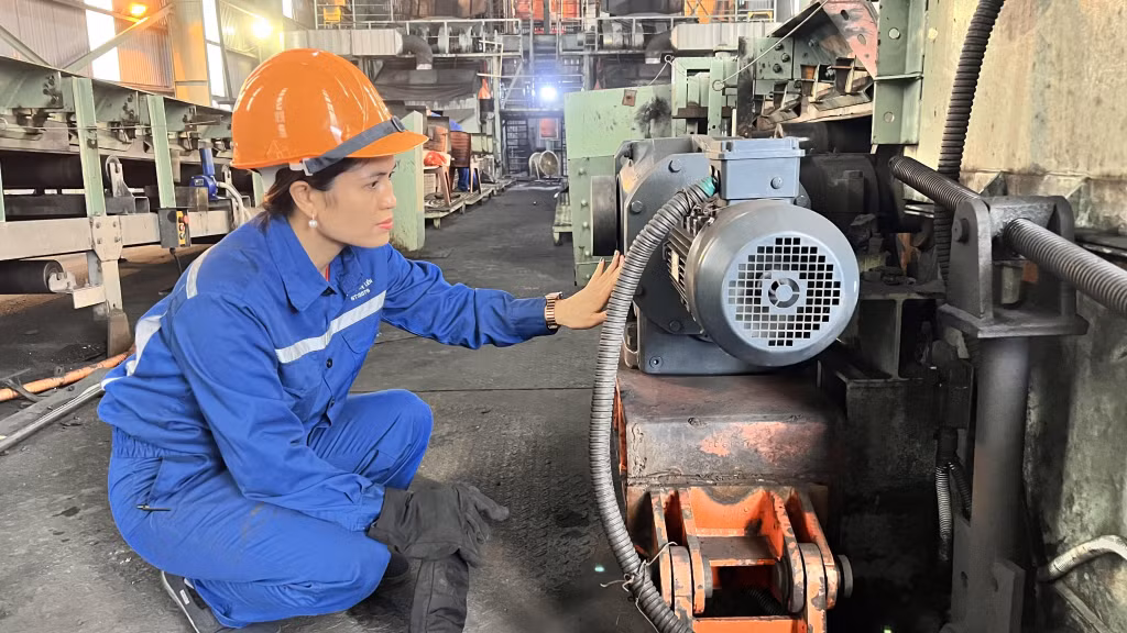 Chị Nguyễn Thị Liên - ATVSV, Phân xưởng Sàng tuyển, Công ty Tuyển Than Hòn Gai (TKV) luôn kiểm tra kỹ hoạt động vận hành của máy móc trước khi đưa vào hoạt động