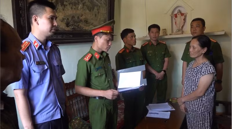 Cơ quan điều tra tống đạt các quyết định tố tụng đối với bị can Mai Thị Nương.