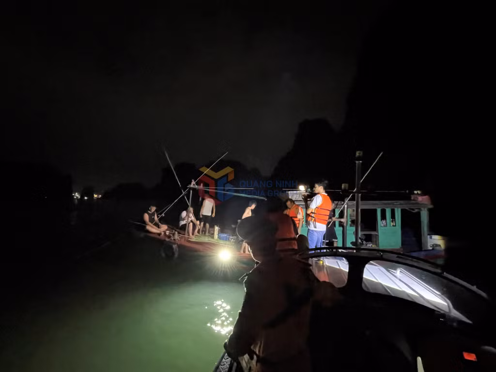 Một phương tiện không đăng ký, đăng kiểm chở khách câu mực trái phép trên Vịnh Hạ Long bị lực lượng Cảnh sát đường thủy, Công an Thành phố bắt giữ.