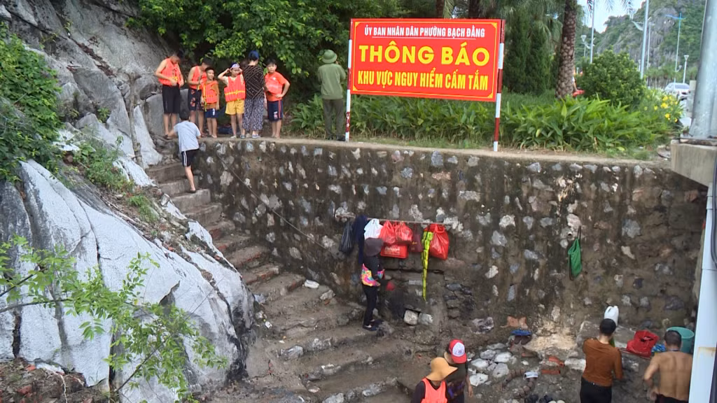 Dù có biển cấm tắm nhưng một số người dân tiện đường, bất chấp nguy hiểm vẫn xuống tắm.