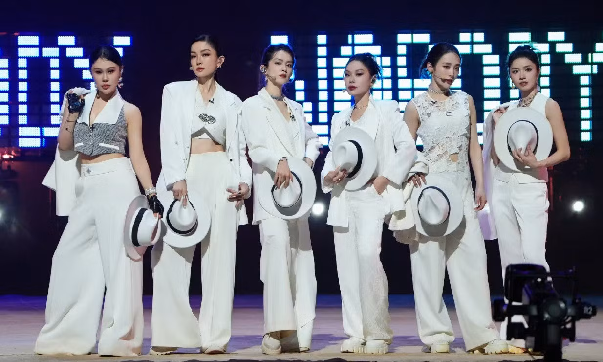Tiết mục "Nobody" của sáu thành viên đội Suni Hạ Linh tại công diễn 4. Video: Mango TV