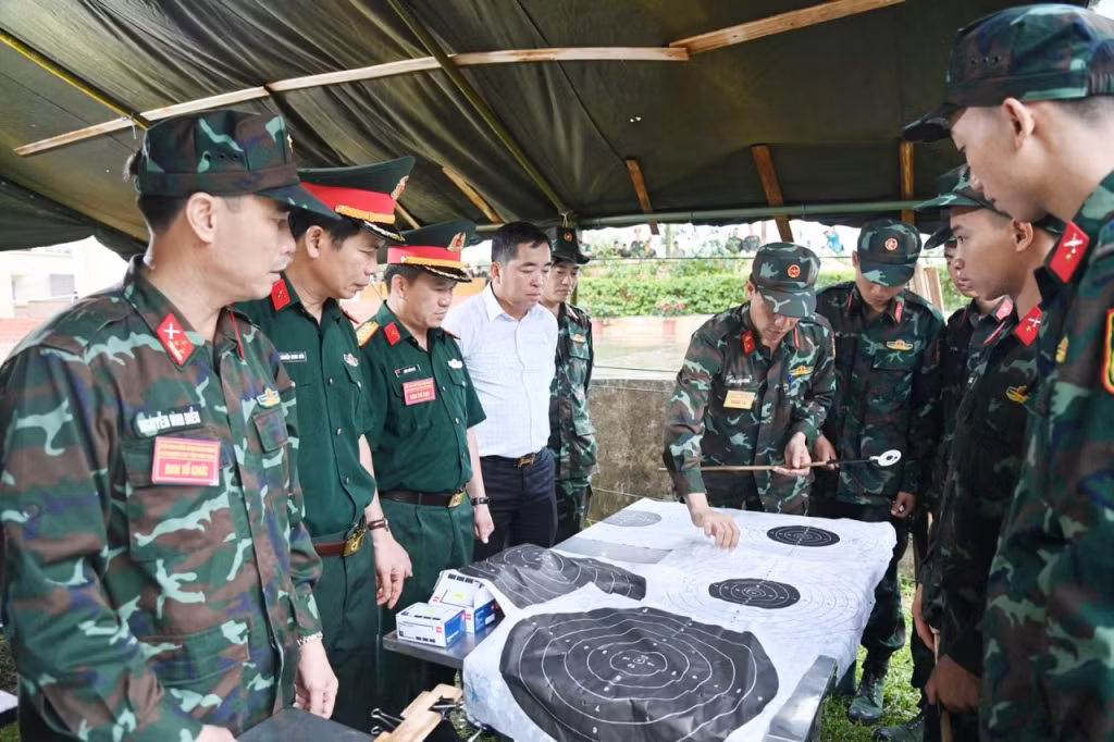 Lãnh đạo Bộ CHQS tỉnh kiểm tra kết quả bắn súng tại Hội thao bắn súng quân dụng lực lượng thường trực quân đội và dân quân tự vệ LLVT tỉnh năm 2024.