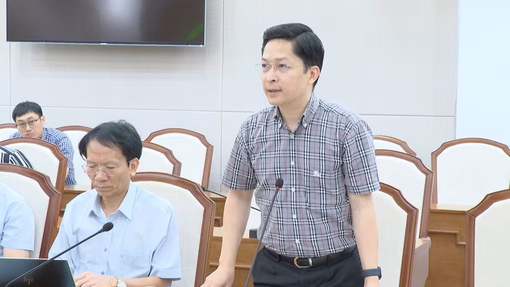 Chủ tịch UBND Thành phố Cẩm Phả báo cáo tại cuộc họp