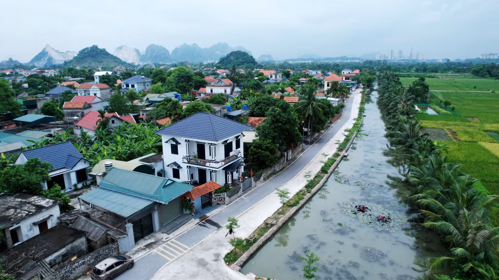 Tuyến đường phía Bắc thôn Yên Khánh, xã Yên Đức, thị xã Đông Triều một trong những công trình đầu thực hiện chủ trương xã hội hóa nguồn lực đầu tư hạ tầng đô thị của Ban Thường vụ Thị ủy Đông Triều