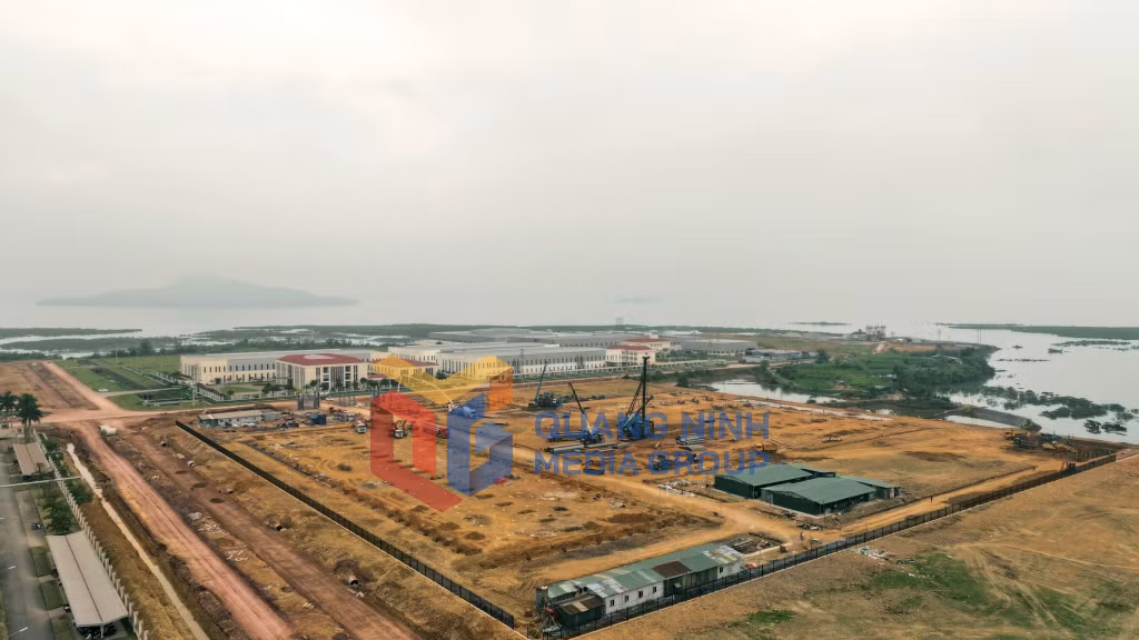 Triển khai thi công các dự án đầu tư thứ cấp tại KCN cảng biển Hải Hà (6-2024). Ảnh: Minh Toàn