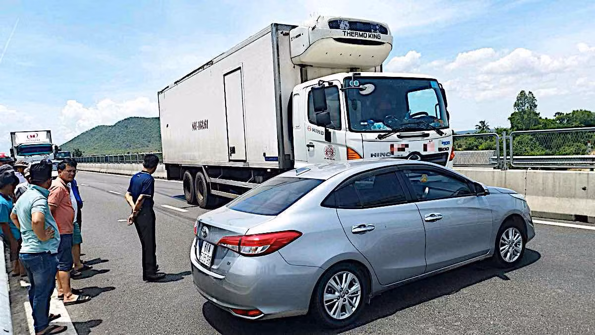 Ôtô chắn ngang đường cao tốc khiến các xe phía sau không thể lưu thông. Ảnh: Phạm Duy
