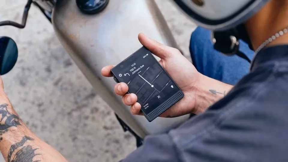 Kaiwei Tang, đồng sáng lập Light - công ty tạo ra Light Phone, nói rằng tần số quét trên màn hình E Ink quá thấp. "Đó là lý do chính khiến nhiều người bỏ cuộc", ông cho biết. Màn hình của Light Phone III có độ phân giải 1.080 x 1.240 pixel, hỗ trợ chỉnh độ sáng bằng con lăn nằm bên trái.