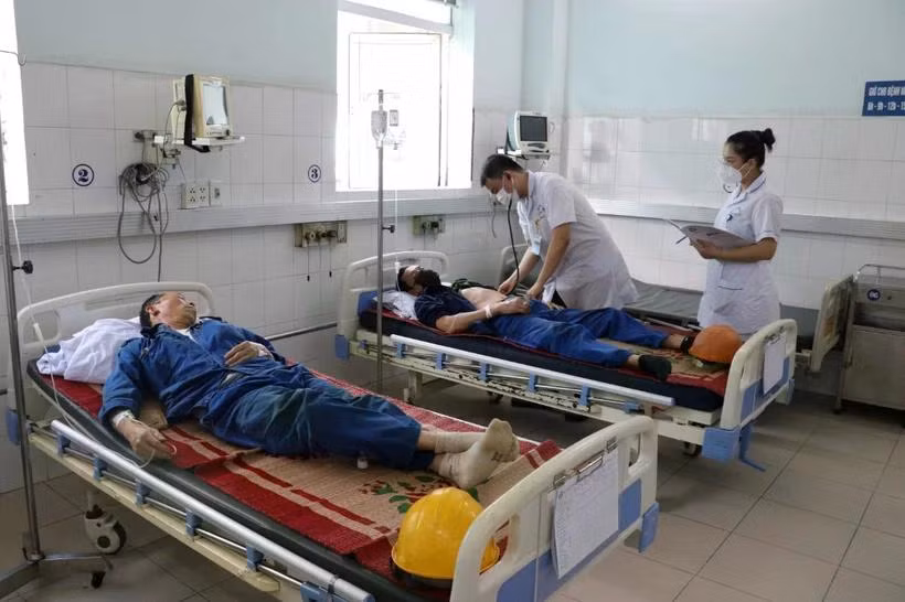 Sau khi dùng bữa trưa ngày 27/6, hàng chục công nhân của Nhà máy Đóng tàu Sông Cấm (Hải Phòng) phải nhập viện cấp cứu. (Ảnh: Hoàng Ngọc/TTXVN)