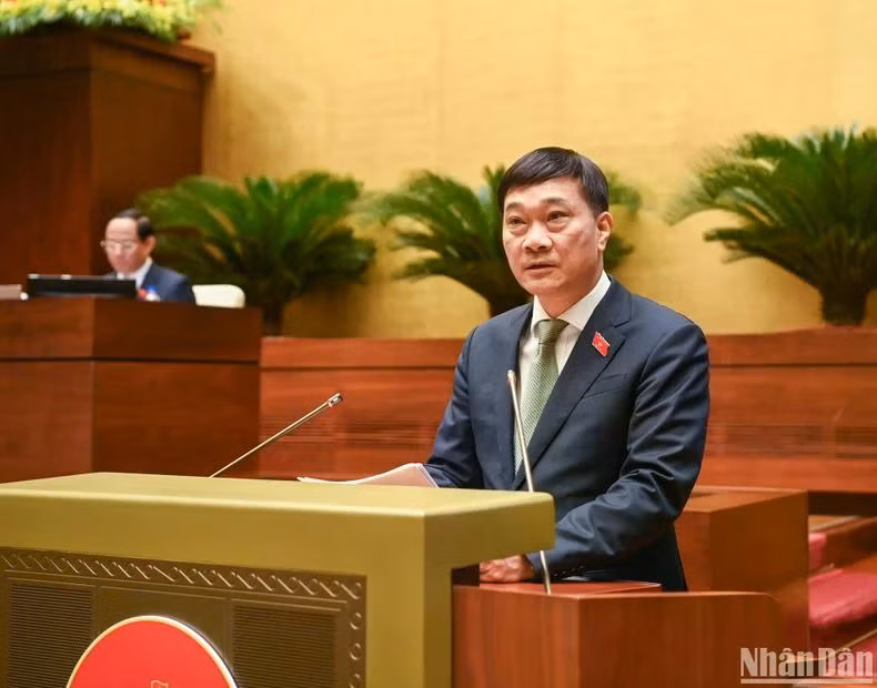 Chủ nhiệm Ủy ban Kinh tế của Quốc hội Vũ Hồng Thanh trình bày báo cáo giải trình, tiếp thu, chỉnh lý dự thảo Luật trước khi Quốc hội bấm nút thông qua. (Ảnh: DUY LINH)