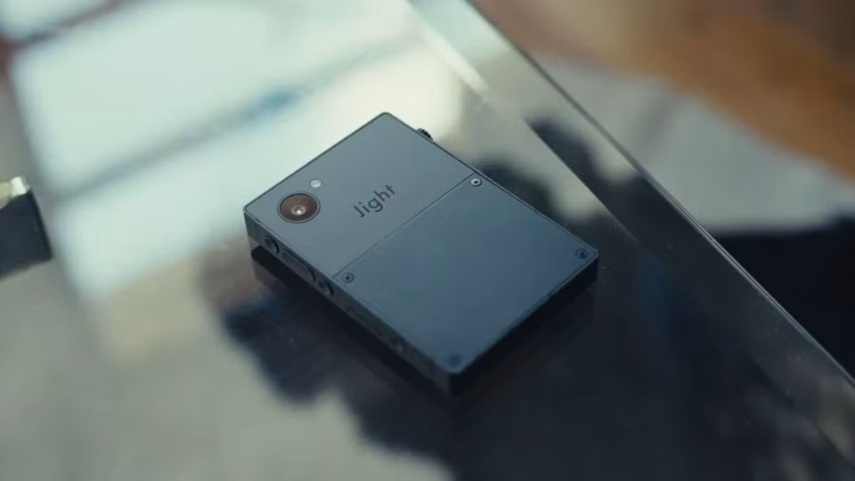 Tuy sở hữu nhiều nâng cấp, Tang cho biết mục tiêu của Light Phone III vẫn là giúp người dùng tránh xa smartphone, ngợp trong thông báo và dòng tin trên mạng xã hội. "Tôi không thiết kế điện thoại cổ. Tôi muốn tạo ra sản phẩm công nghệ hiện đại từ đầu, và loại bỏ những thứ không cần thiết", đồng sáng lập Light nhấn mạnh.