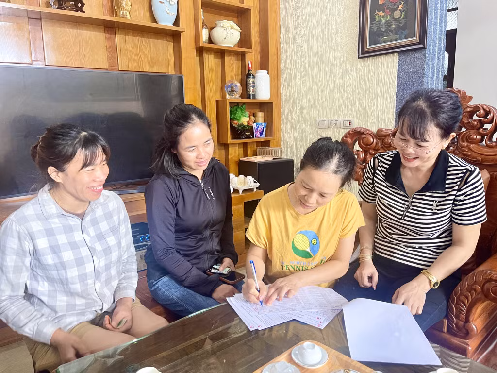 Các thành viên Tổ vay vốn Ngân hàng Chính sách xã hội do bà Nguyễn Thị Thuyên làm Tổ trưởng ký sổ đóng lãi hằng tháng.