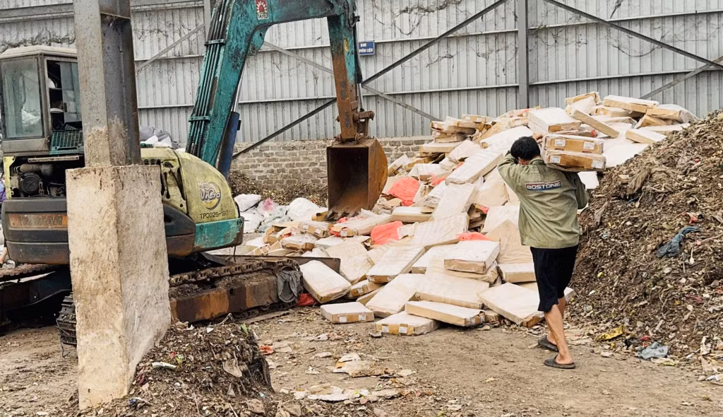 Chủ số hàng là ông Nguyễn Thành Long bị xử phạt 90 triệu đồng và buộc tiêu hủy toàn bộ hàng hóa.