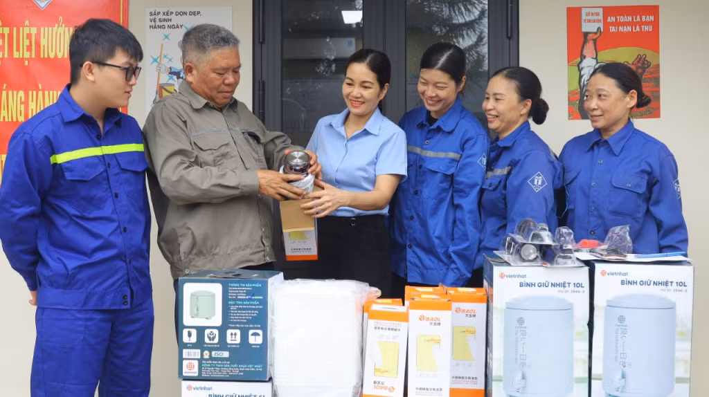 Công ty CP Than Hà Tu trang bị bình đựng đá, bình giữ nhiệt cho người lao động.