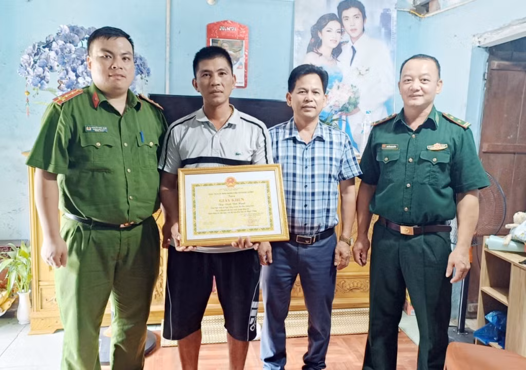 Lãnh đạo xã, Công an xã, Đồn Biên phòng xã Ngọc Vừng tặng giấy khen cho ông Đinh Viết Hạnh đã có thành tích đột xuất trong công tác chữa cháy và cứu nạn cứu hộ vụ cháy xuồng composite ngày 6/5/2024.