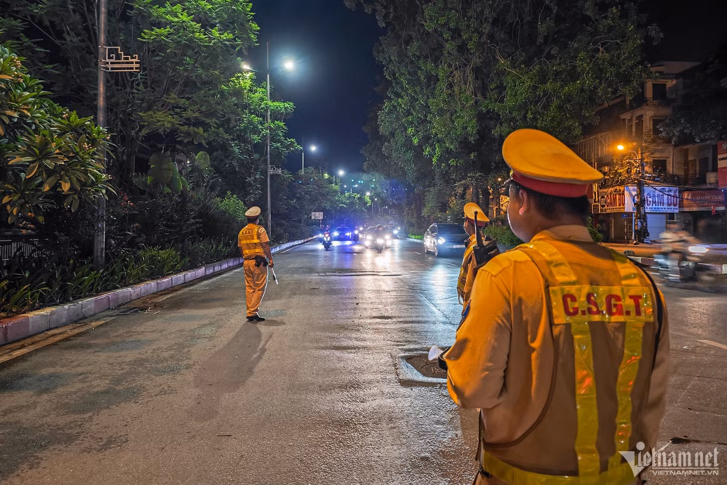 Tổ công tác của Đội CSGT đường bộ số 3 kiểm tra nồng độ cồn vào khung giờ 22h- 2h. Ảnh: Đình Hiếu