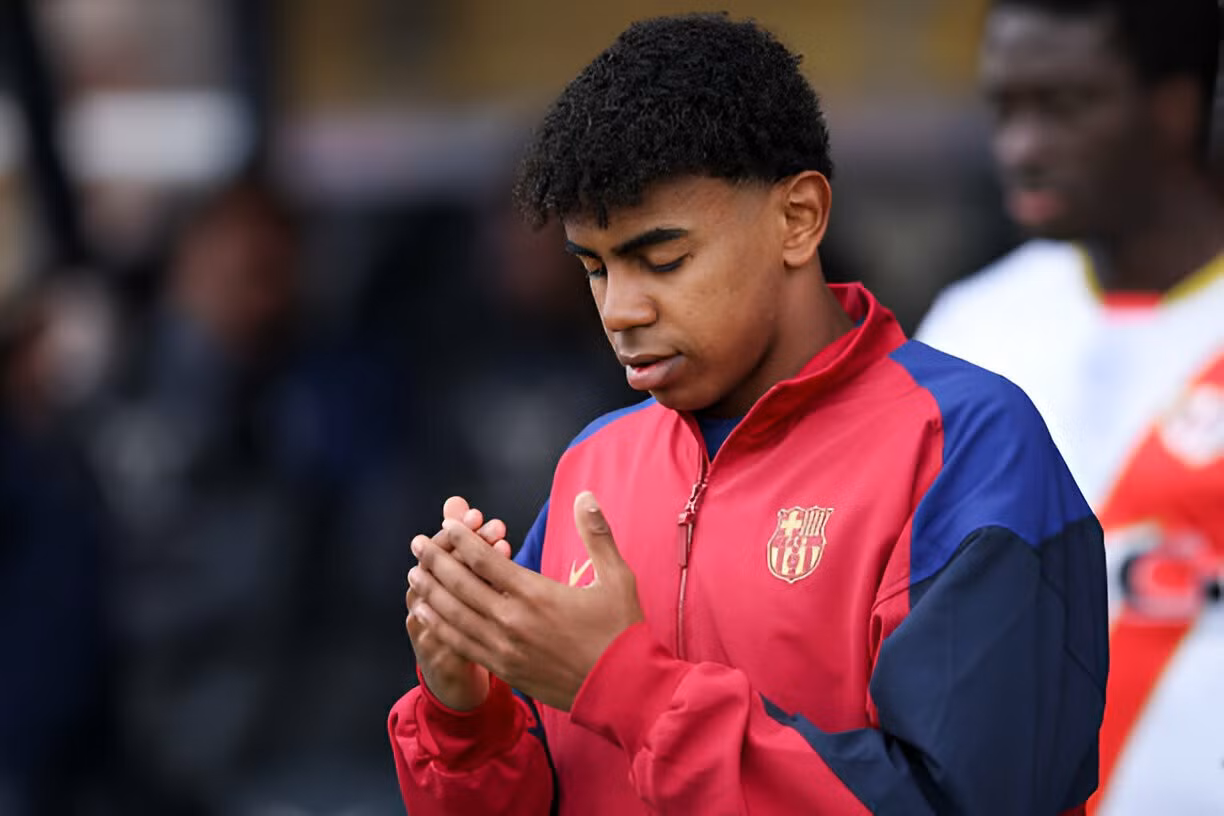 Yamal là niềm tự hào mới của lò La Masia. Mùa 2023/24, tiền vệ 16 tuổi ra sân đến 50 trận cho Barca, ghi 7 bàn và có 10 kiến tạo. Cầu thủ trẻ nhất từng ra sân và ghi bàn cho tuyển Tây Ban Nha là nhân tố chính của hàng công "La Roja" ở EURO 2024.