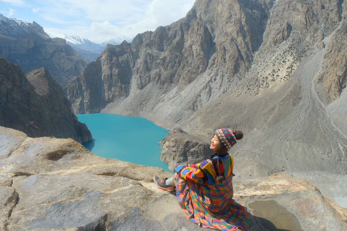 Vào năm 2010, một trận động đất lớn đã xảy ra ở thung lũng Hunza, vùng Gilgit Baltistan, khiến núi non sạt lở lớn. Khu vực thoát nước của sông Hunza bị phá hủy. Dòng nước vì thế nhanh chóng bị chặn lại và đạt đến độ sâu tối đa. Hồ Attabad được tạo ra từ sự tàn phá đó. Ảnh: Dương Dương Blog