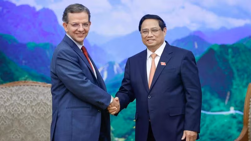 Thủ tướng Phạm Minh Chính và Trưởng đoàn Điều IV IMF Paulo Medas. (Ảnh: Trần Hải)