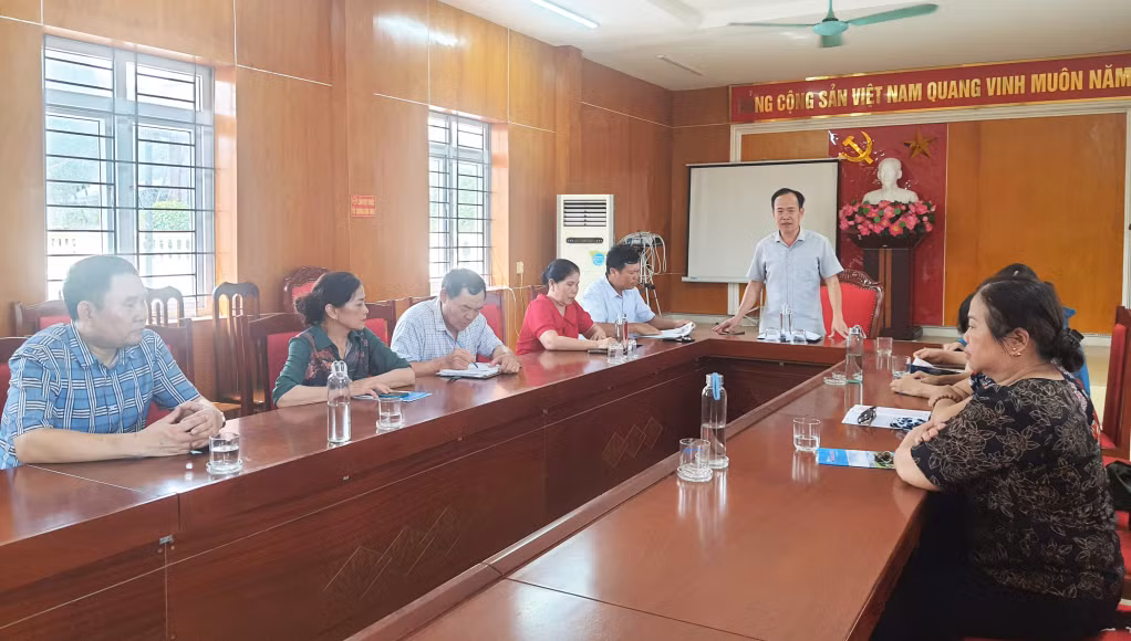 Các thành viên CLB Nông dân với pháp luật xã Hạ Long (huyện Vân Đồn) hội ý nhanh trước khi tham gia hoà giải tại cơ sở.