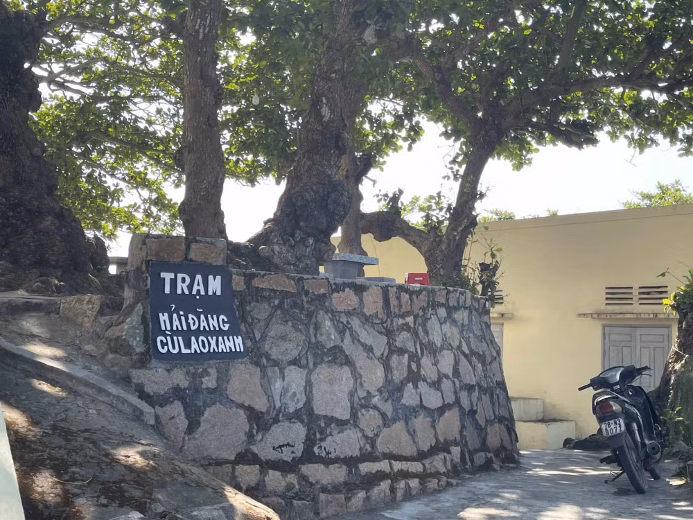 Nơi đầu tiên dành cho du khách khám phá là ngọn hải đăng Nhơn Châu (còn gọi là hải đăng cù lao xanh) có độ cao khoảng 120m so với mặt nước biển. Hải đăng được xây dựng từ thời Pháp, giúp cho tàu thuyền từ khoảng cách 50km vẫn có thể định hướng được vào ban đêm.