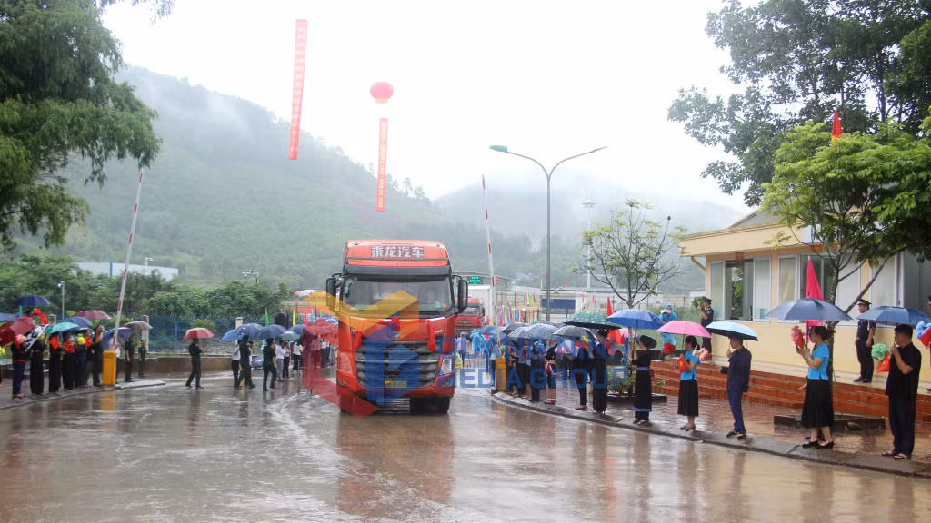 2024-06_Xe hàng xuất, nhập khẩu được thông quan qua cặp cửa khẩu song phương Hoành Mô (Việt Nam) - Động Trung (Trung Quốc). Ảnh: Mạnh Trường