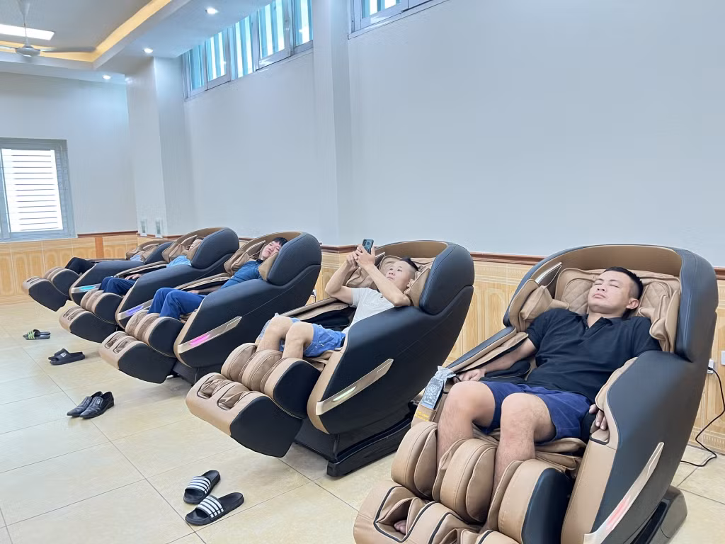 Thợ mỏ Công ty CP Than Vàng Danh nằm ghế mát xa trong khuôn viên khu tập thể do công ty trang bị sau ca làm việc.