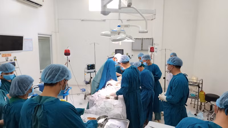 Các bác sĩ nỗ lực cấp cứu bệnh nhân nước ngoài tại Bệnh viện Đa khoa Sài Gòn nhưng nạn nhân đã tử vong.