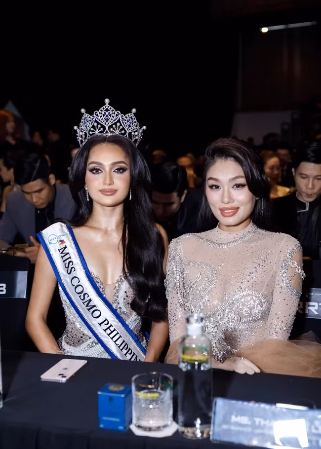 Miss Cosmo Philippines (bìa trái) tham dự cuộc họp công bố Miss Cosmo 2024 tại TP. HCM