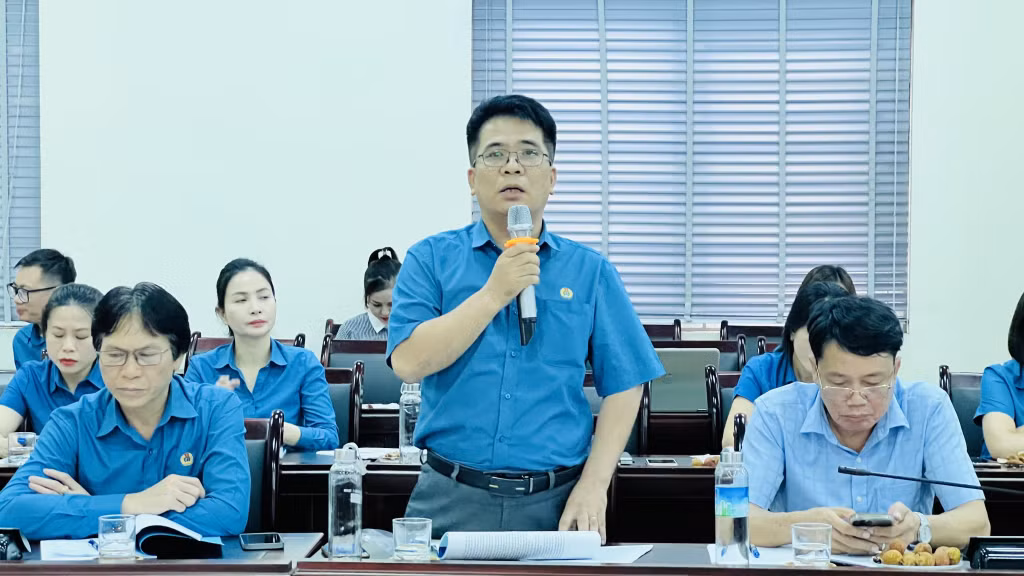 Ông Phạm Quý Dân, Phó Chủ tịch Công đoàn Công ty Than Hạ Long phát biểu ý kiến tại hội thảo.