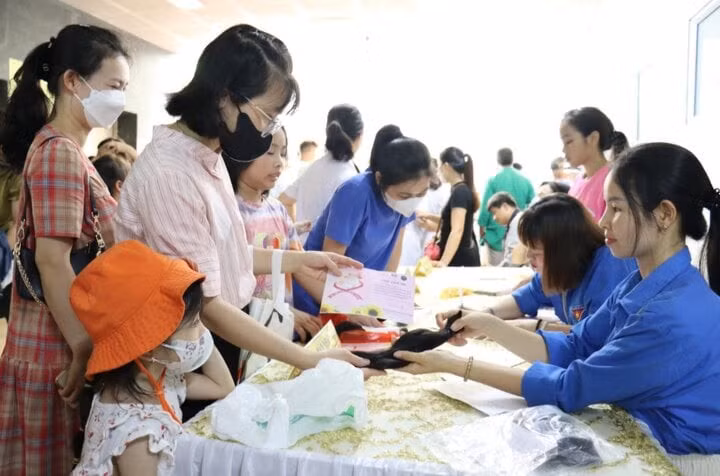Người dân tham gia hiến tóc cho bệnh nhân ung thư tại Bệnh viện Đa khoa tỉnh Bắc Ninh.