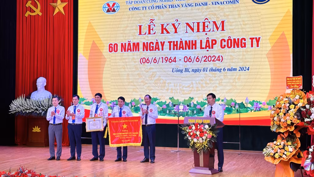 Lãnh đạo Ủy ban Quản lý vốn Nhà nước tại doanh nghiệp và TKV trao trướng lưu niệm và bằng khen cho Công ty CP Than Vàng Danh - Vinacomin.