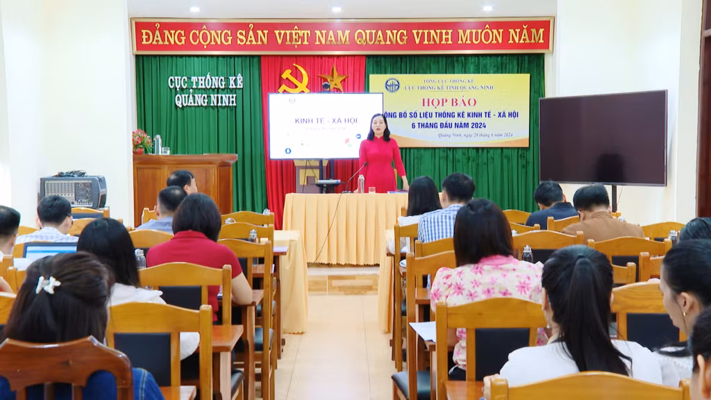 Lãnh đạo Cục Thống kê Tỉnh thông tin tới các cơ quan báo chí về tình hình phát triển kinh tế - xã hội của Tỉnh Quảng Ninh 6 tháng đầu năm 2024