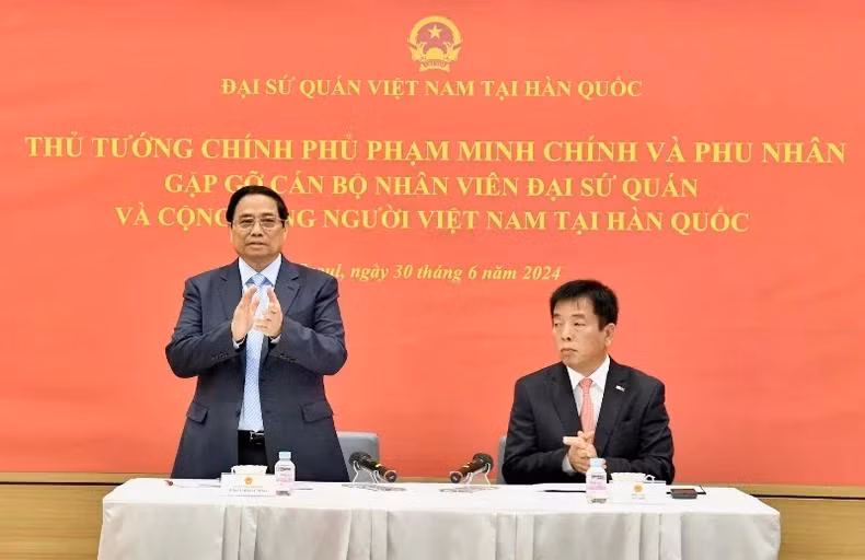 Thủ tướng Phạm Minh Chính và Phu nhân gặp gỡ cán bộ, nhân viên Đại sứ quán, bà con cộng đồng người Việt Nam ở Hàn Quốc.