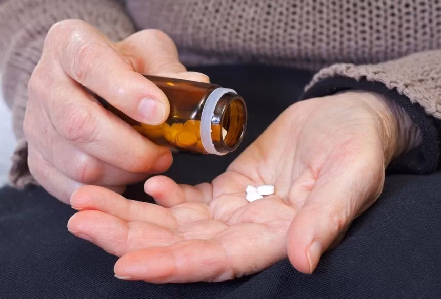 Người dân không được dùng Paracetamol để tự điều trị giảm đau quá 10 ngày ở người lớn hoặc quá 5 ngày ở trẻ em. Ảnh: Ekonomiaonline.
