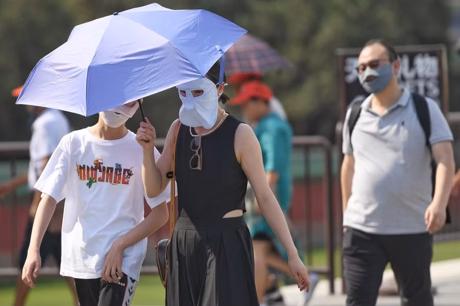 Cơ thể người cần thời gian để thích nghi với nắng nóng. Ảnh: Xinhua