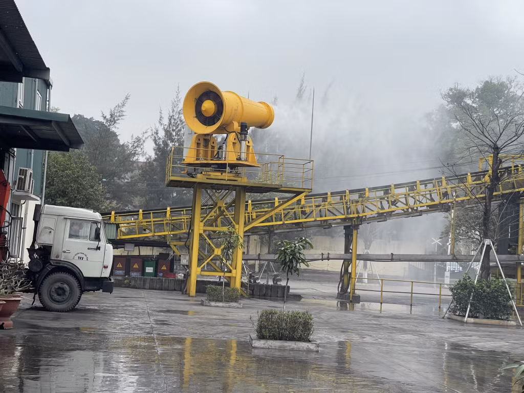 Để cải thiện điều kiện làm việc cho người lao động, Công ty Tuyển than Cửa Ông thường xuyên phun sương dập bụi tại nhiều vị trí làm việc.