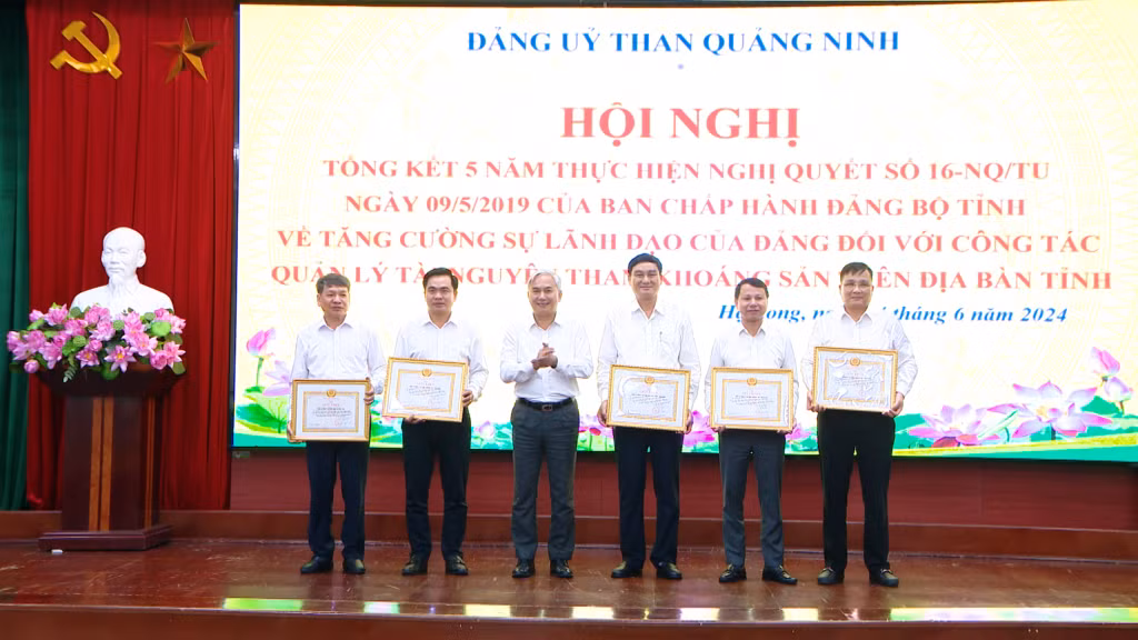 Đảng ủy Than Quảng Ninh tặng giấy khen cho 5 đơn vị có thành tích xuất sắc trong thực hiện Nghị quyết 16