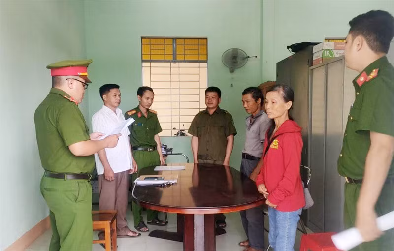 Công an huyện Kbang công bố quyết định khởi tố bị can Triệu Văn Thu (thứ 3 từ phải qua).
