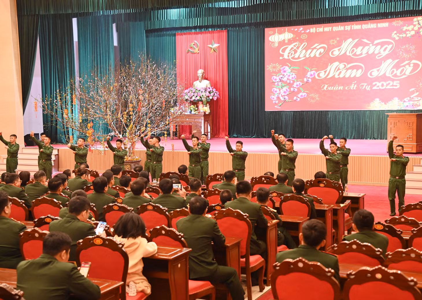 Các chiến sĩ trẻ biểu diễn vũ điệu niềm tin và vũ điệu dân quân.