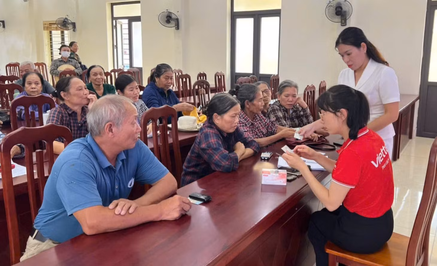Phường Yên Giang phối hợp cùng đơn vị viễn thông cấp điện thoại 4G miễn phí cho người dân, cài đặt chữ ký số, chuẩn hoá thông tin di động, tạo tài khoản dịch vụ công quốc gia, sổ sức khoẻ điện tử.