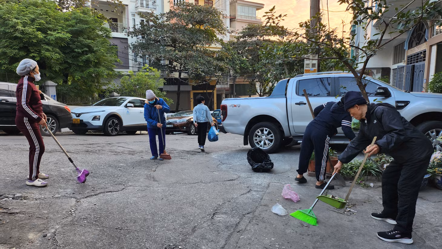 Nhân dân tổ 11, khu phố 2, phường Bãi Cháy (Hạ Long) dọn vệ sinh môi trường khu vực. 