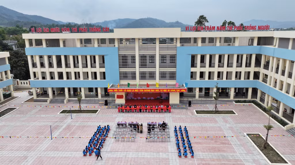 Trường THCS Húc Động được đầu tư khang trang, hiện đại, góp phần nâng cao chất lượng dạy và học ở xã Bình Liêu. Ảnh Hoàng Gái (CTV)