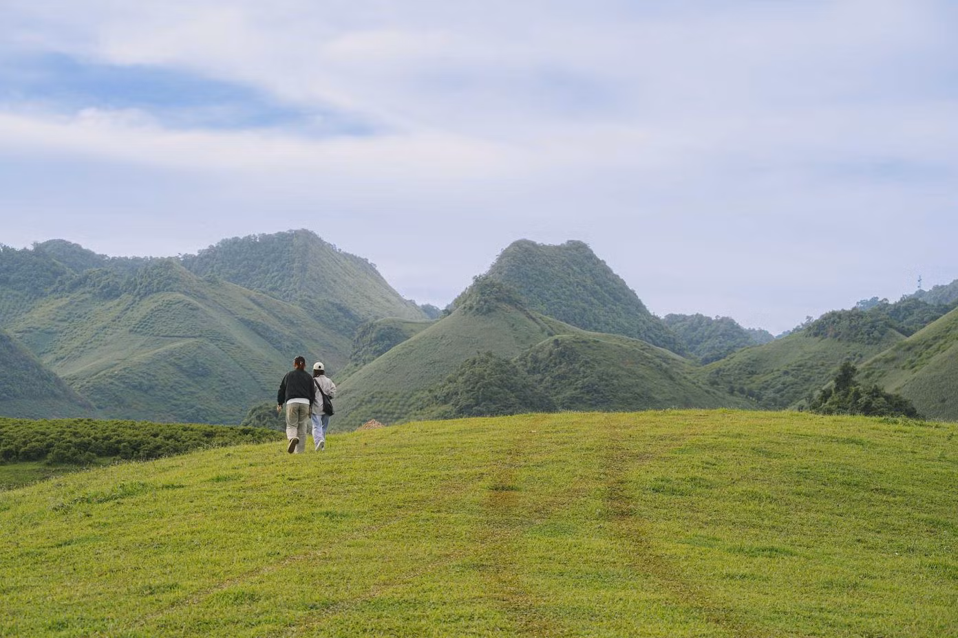 Với những du khách yêu thích thiên nhiên hay các hoạt động cắm trại, dã ngoại ngoài trời, Suối Bon là lựa chọn không thể lý tưởng hơn. Nhiệt độ mùa hè tại đây chỉ khoảng 20-24 độ C, mát mẻ, dễ chịu. Được ngắm khung cảnh đồi núi xanh mướt mắt, nghe tiếng suối róc rách, tiếng chim hót... là bao muộn phiền đều tan biến. Ảnh: NVCC