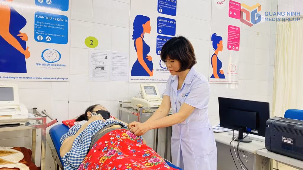 Kiểm tra sức khoẻ thai nhi cho phụ nữ mang thai tại Bệnh viện Sản nhi tỉnh.