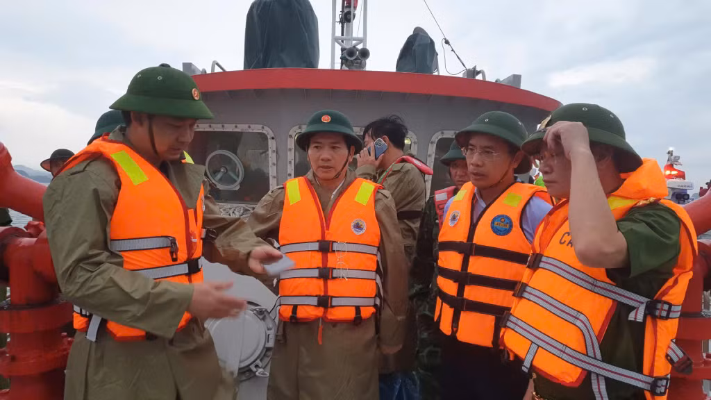 Các đồng chí lãnh đạo tỉnh họp bàn với các lực lượng để thống nhất các phương án cứu hộ.