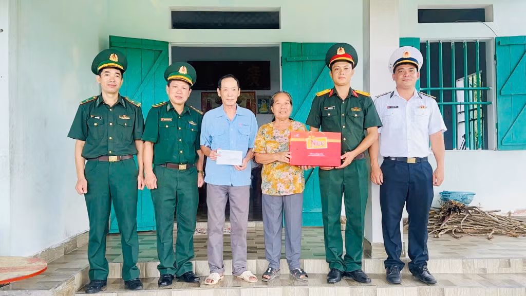 Đồn BP Thanh Lân tặng quà cho gia đình Liệt sỹ trên địa bàn.