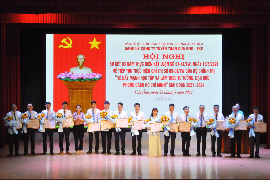 Đảng ủy Công ty khen thưởng các tập thể, cá nhân có thành tích xuất sắc trong học tập và làm theo tư tưởng đạo đức, phong cách Hồ Chí Minh giai đoạn 2021-2024.