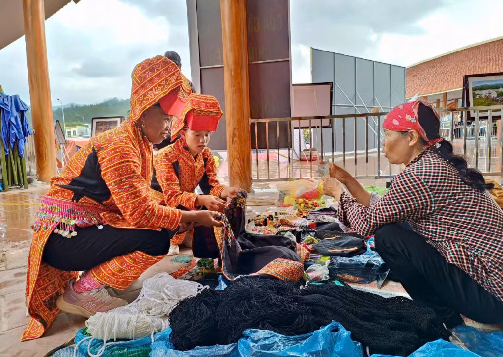 Người dân xã Lương Minh giao thương, buôn bán trong ngày Chợ phiên.