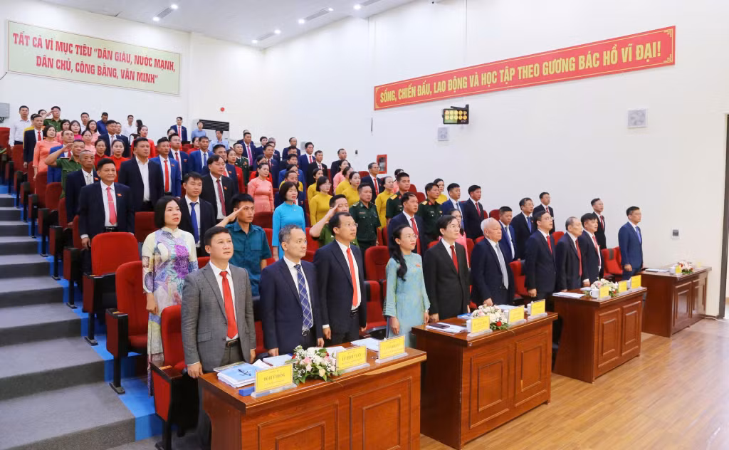 Các đại biểu tham dự kỳ họp HĐND Đặc khu Cô Tô khóa I, nhiệm kỳ 2021-2026 làm lễ chào cờ.