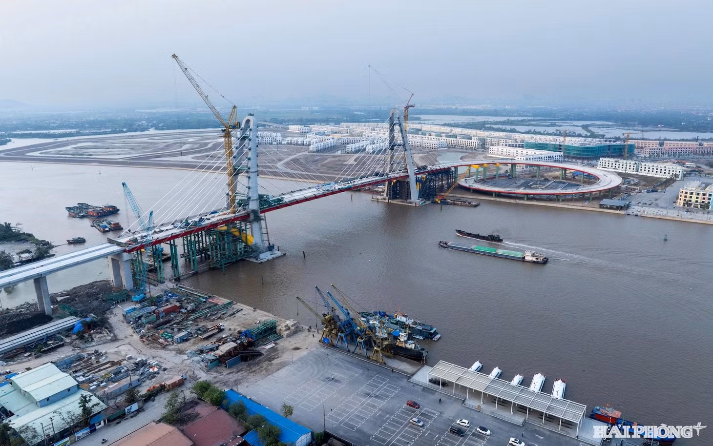 Cầu Hoàng Gia bắc qua sông Cấm, kết nối trung tâm TP Hải Phòng với khu vực nằm trên đảo Vũ Yên. Cầu dài gần 2,2 km, dự kiến khánh thành vào ngày 15/7 tới